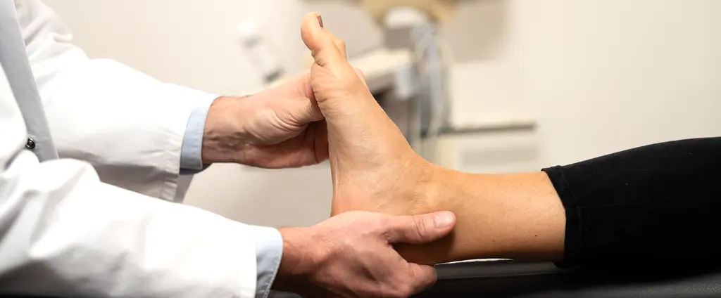 Verletzungen und Verformungen an unseren Füßen können sehr schmerzhaft sein. Lesen Sie, bei welchen Erkrankungen der Füße wir Ihnen helfen können.