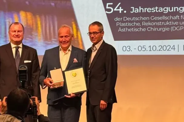 Die Dieffenbach-Medaille ist die höchste Auszeichnung für Plastische Chirurgen im deutschsprachigen Raum. Erstmalig hat somit ein deutscher Plastischer Chirurg beide Auszeichungen für sein Lebenswerk erhalten.